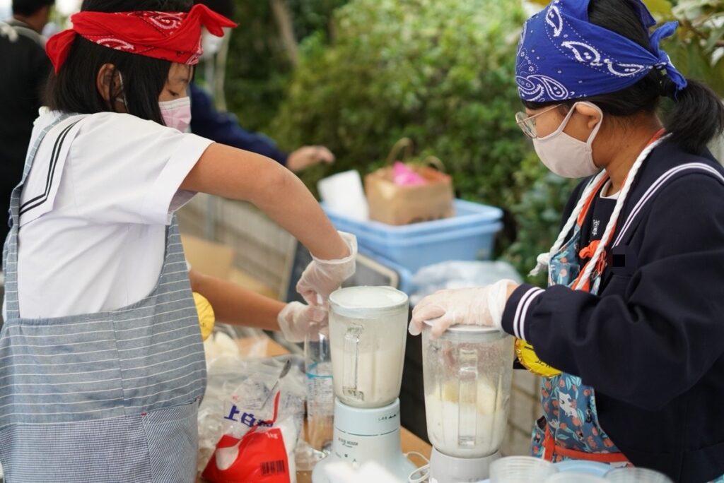 画像：寺畑農園さんの規格外梨を使った梨ジュース。下関西部地区文化祭にて文洋中校生徒さん達が実演販売！！