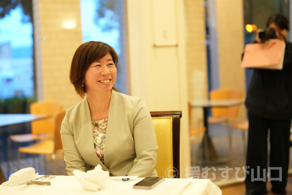 ①・援むすび山口・トライアングル・山口市・伊藤市長・新谷酒造・わかむすめ・セントコア山口・ヤスベェ・新井道子・まーちゃん・地域商社やまぐち株式会社