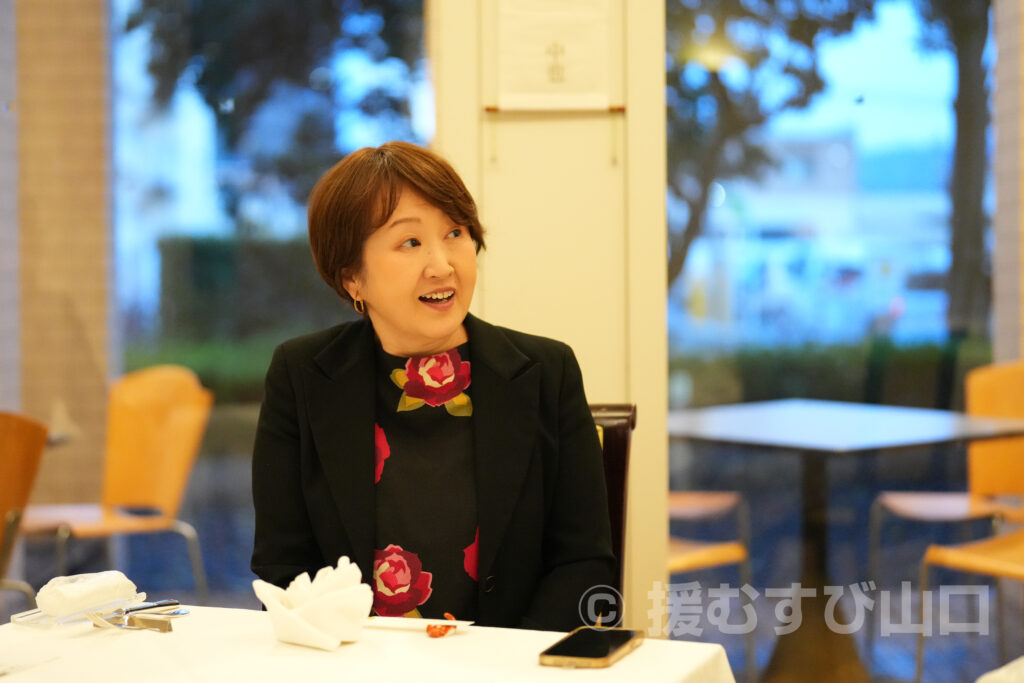 ①・援むすび山口・トライアングル・山口市・伊藤市長・新谷酒造・わかむすめ・セントコア山口・ヤスベェ・新井道子・まーちゃん・地域商社やまぐち株式会社