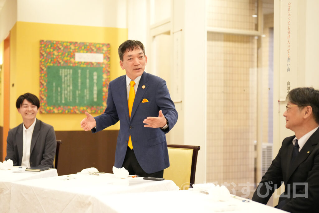 ①・援むすび山口・トライアングル・山口市・伊藤市長・新谷酒造・わかむすめ・セントコア山口・ヤスベェ・新井道子・まーちゃん・地域商社やまぐち株式会社