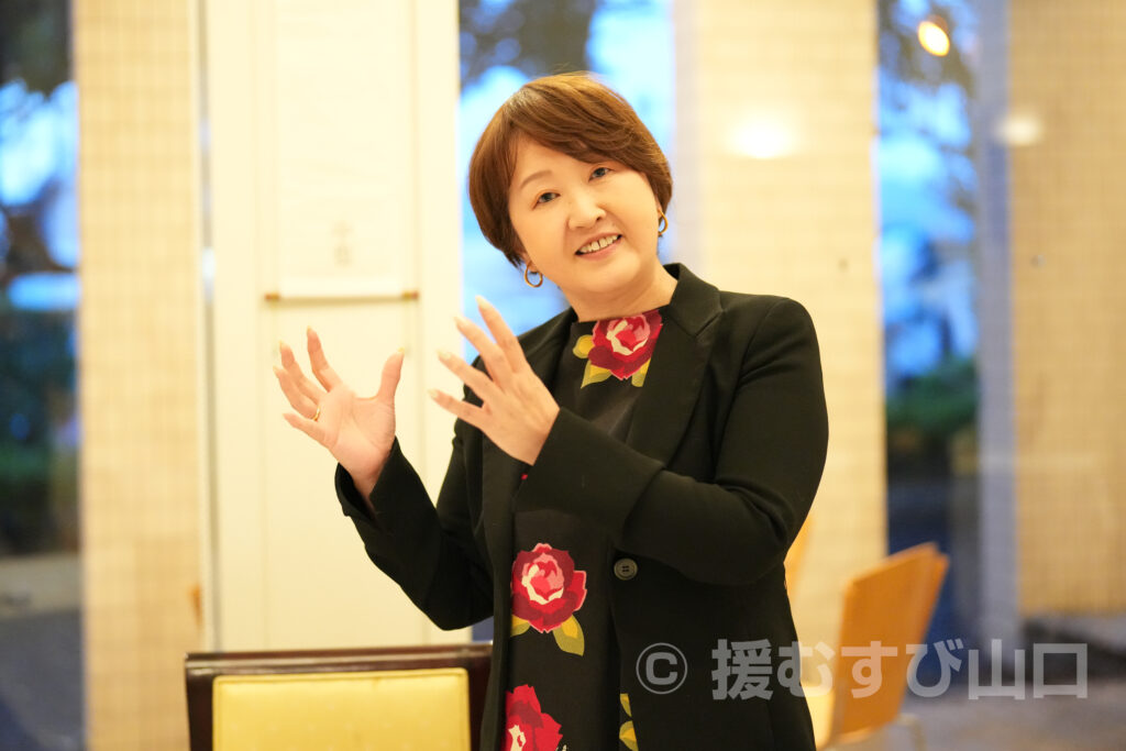 ①・援むすび山口・トライアングル・山口市・伊藤市長・新谷酒造・わかむすめ・セントコア山口・ヤスベェ・新井道子・まーちゃん・地域商社やまぐち株式会社