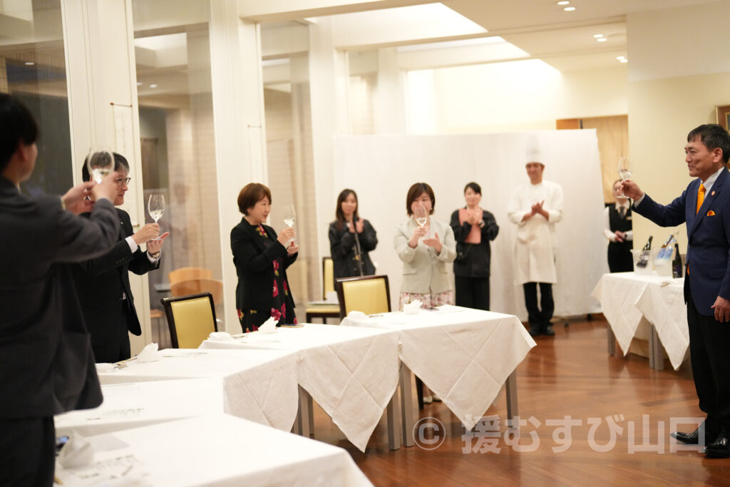 ①・援むすび山口・トライアングル・山口市・伊藤市長・新谷酒造・わかむすめ・セントコア山口・ヤスベェ・新井道子・まーちゃん・地域商社やまぐち株式会社