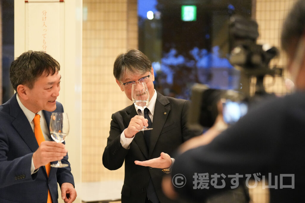 ①・援むすび山口・トライアングル・山口市・伊藤市長・新谷酒造・わかむすめ・セントコア山口・ヤスベェ・新井道子・まーちゃん・地域商社やまぐち株式会社